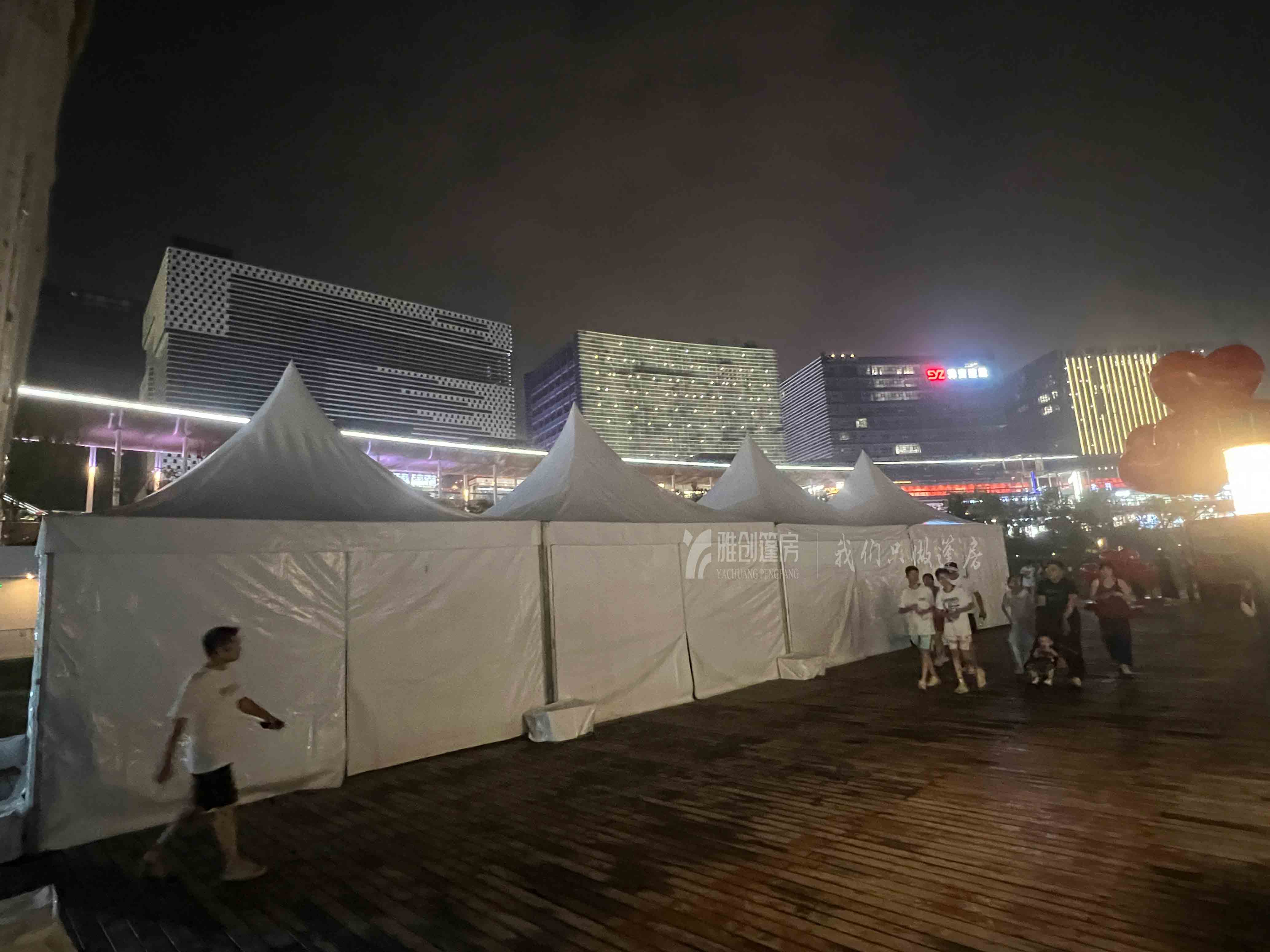 焦作篷房租賃廠家搭建的白色尖頂篷房在夜色中十分好看
